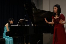 新倉さやかさんのソプラノ。ピアノ伴奏は川端友紀子さん。